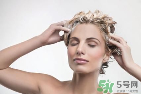 产后多久可以洗头发洗澡,产后四个月掉头发严重