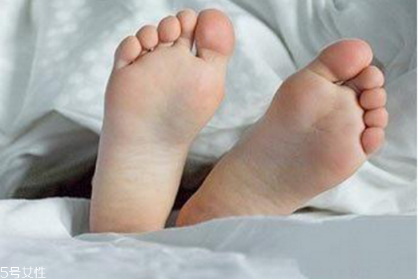 爸爸你脚好臭,为什么妈妈的脚会臭