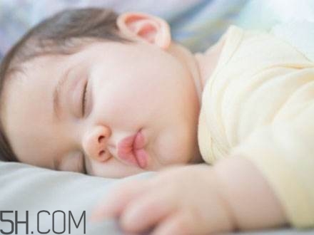 宝宝睡觉吃奶的危害(婴儿吃奶睡觉的危害)