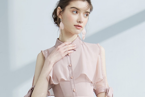 月子里嘴唇起皮怎么办,滋润嘴唇的方法