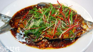 鳊鱼能和虾一起养吗(鳊鱼能和虾一起养吗)