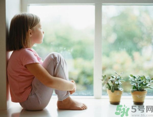 孩子在学校性格内向怎么办,小孩性格比较内向应该是怎么办