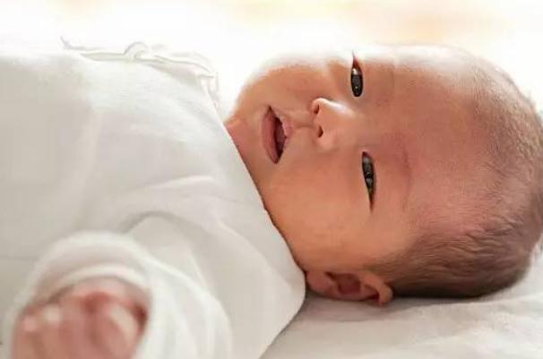 新生儿黄疸可以隔着玻璃晒太阳吗,新生儿黄疸晒太阳能隔着玻璃晒吗