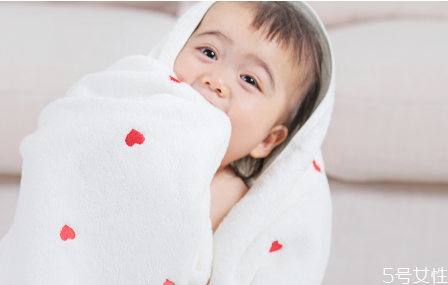 冷冻的母乳可以用热水解冻吗,冷冻的母乳可以用冷水解冻再加热喝吗 冷冻的母乳可以用热水解冻吗,冷冻的母乳可以用冷水解冻再加热喝吗