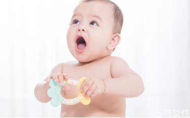 亲喂和瓶喂哪个不容易胀气,奶瓶喂奶容易胀气吗