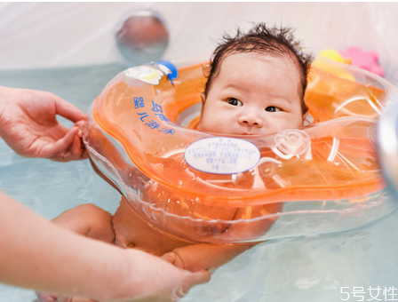 给新生儿洗澡的步骤有哪8步,如何给初生婴儿洗澡