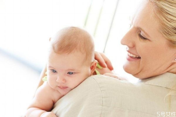 给宝宝起名字是出生前还是出生后,宝宝取名字的时间