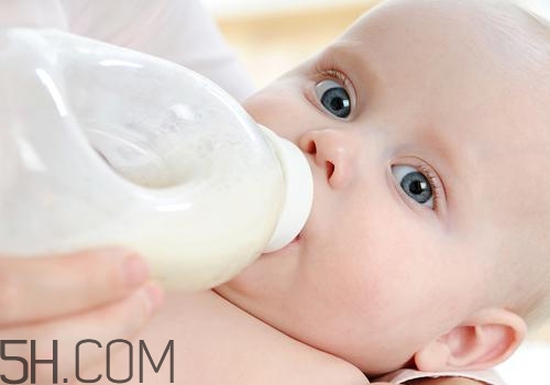 出生三天的婴儿多长时间吃一次奶,出生三天的宝宝一天吃多少次奶正常 出生三天的婴儿多长时间吃一次奶,出生三天的宝宝一天吃多少次奶正常