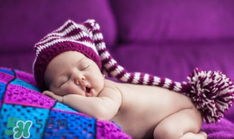 新生宝宝怎样睡才正确,婴儿的正确睡姿 新生宝宝怎样睡才正确,婴儿的正确睡姿