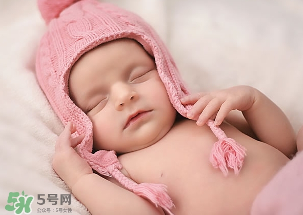 新生儿什么样的睡姿比较好,新生儿哪种睡姿势最好