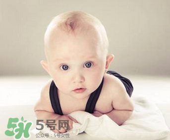 婴儿一天抱多久合适,新生儿一般抱多久