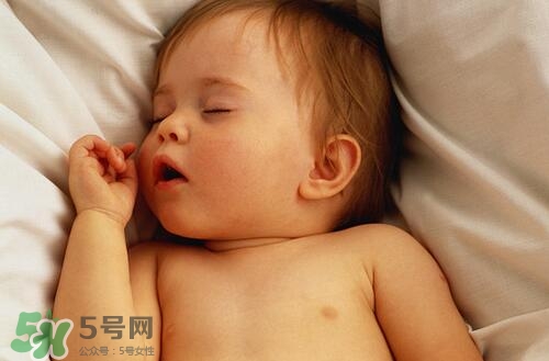 为什么新生儿睡觉突然大哭,新生儿在睡觉时突然大哭