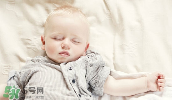 宝宝一睡觉头就出汗是什么原因啊,宝宝睡觉头上出汗是什么原因