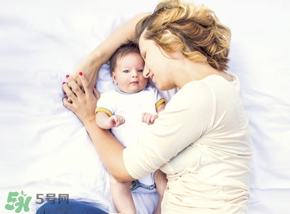 宝宝独自睡觉的好处,婴儿独自睡觉好吗