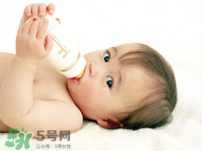 新生儿惊厥和惊跳的区别,婴幼儿时期最常见惊厥的原因是 (2分)