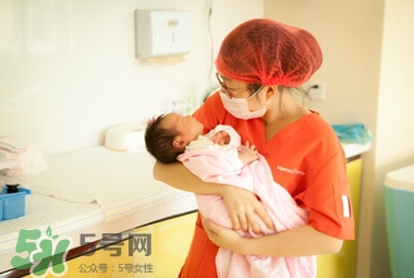 正确抱宝宝的方法,抱宝宝的正确方式