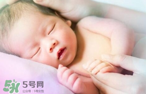 宝宝几个月可以竖着抱?,宝宝几个月可以竖着抱不用扶头