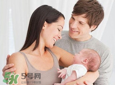 刚出生的婴儿怎样抱才正确,抱新生儿的方法有哪些