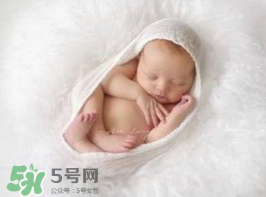 剪脐带宝宝疼吗,剪脐带的时候宝宝疼吗