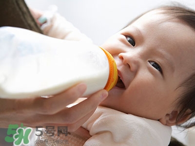 什么情况下需要给宝宝换奶粉,给宝宝换奶粉的正确方法 什么情况下需要给宝宝换奶粉,给宝宝换奶粉的正确方法