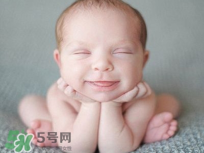 刚出生的宝宝喝什么奶粉比较好,刚出生宝宝喝多少毫升奶粉