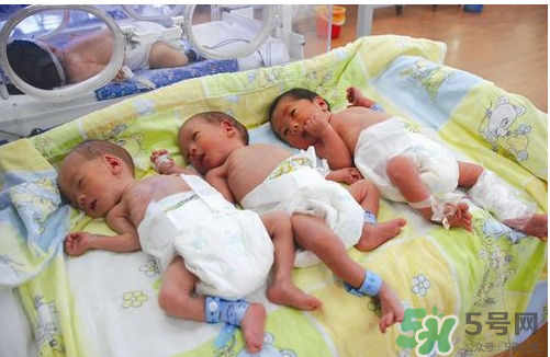 新生儿吃母乳拉黄水正常吗,吃母乳的新生儿拉黄水