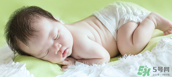 母乳喂养的宝宝喝水吗,母乳喂养的宝宝喝水量