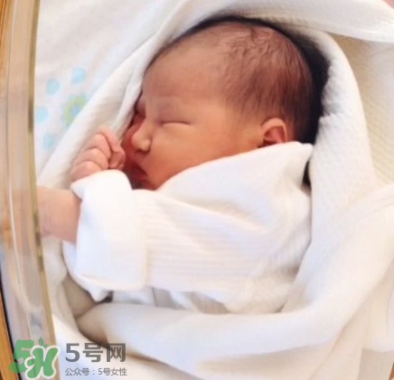 新生儿湿疹可以用母乳洗脸吗,婴儿湿疹可以用母乳洗脸吗