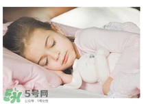 两个月的孩子可以枕枕头吗,小宝宝多大可以睡枕头