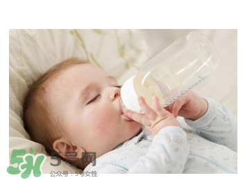 宝宝呛奶频繁怎么回事,孩子呛奶了怎么办