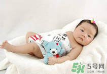 宝宝发烧是用热毛巾还是冷毛巾敷额头,宝宝发烧是用热毛巾还是冷毛巾敷