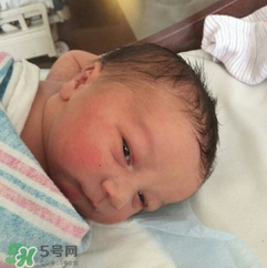 怎样知道刚出生的婴儿健康不,刚出生的婴儿能