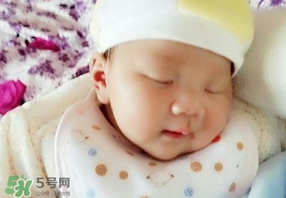 婴儿湿疹是什么原因造成的,婴儿湿疹是什么原因造成的应该怎么治疗?