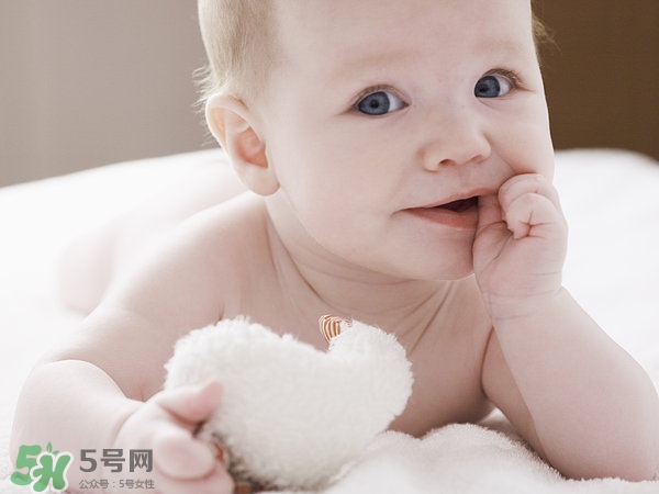 宝宝4个月发育指标,宝宝4个月发育指标表