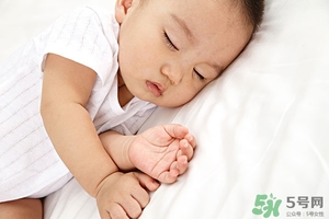 新生儿睡眠时间对照表,新生儿睡眠时间短,觉醒频繁,为什么