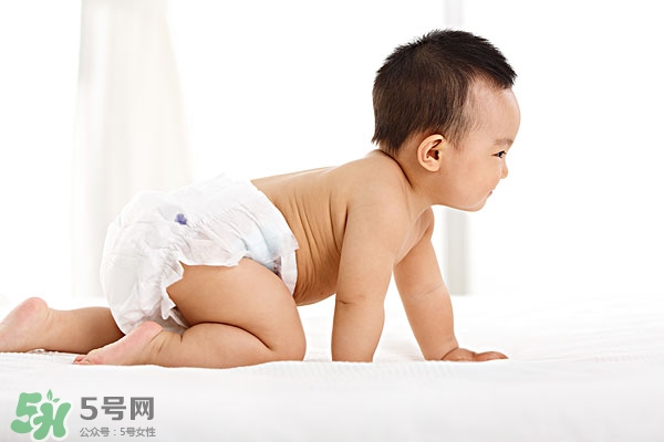 换尿布的错误方法,更换尿布的操作中,不正确的是