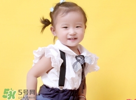 新生儿头发很油怎么办,新生儿头发很油怎么回事