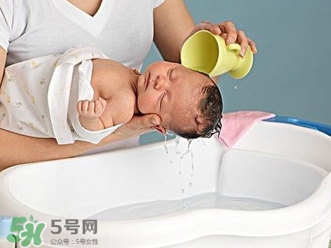 新生儿头发少怎么办,新生儿头发稀少怎么办?