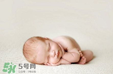 宝宝会睡偏头吗,宝宝总是左右偏头睡觉有没有关系