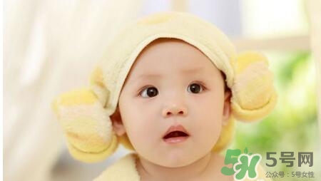新生儿戴帽子好不好,新生儿到底要不要戴帽子