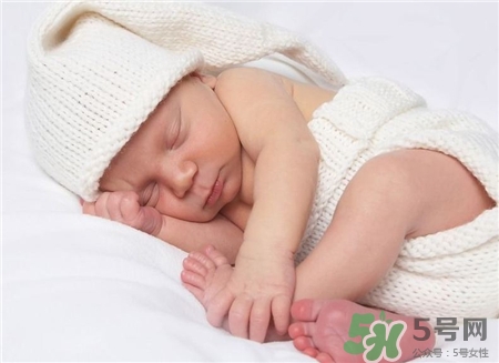 新生儿睡觉要包起来吗?,刚出生的婴儿睡觉要包起来吗