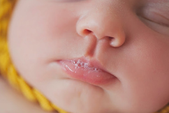 一个月的宝宝老是吐泡泡怎么回事,一个月婴儿总是吐泡泡