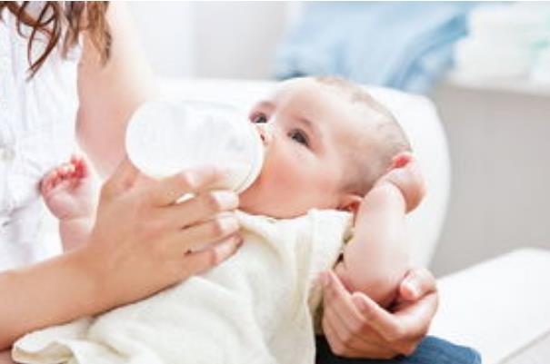 宝宝溢奶可以侧身睡吗,涨奶可以侧身睡吗