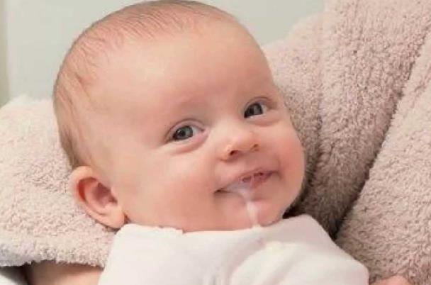 宝宝吐奶后还可以再喂吗,婴儿吐奶了还能继续喂奶吗