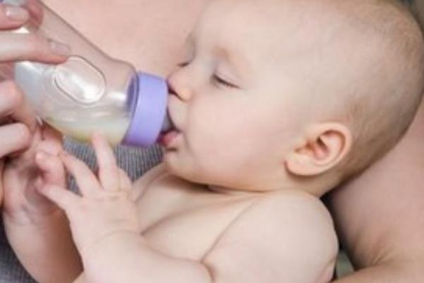 新生儿溢奶的处理方法,婴幼儿溢奶的预防和处理操作方法