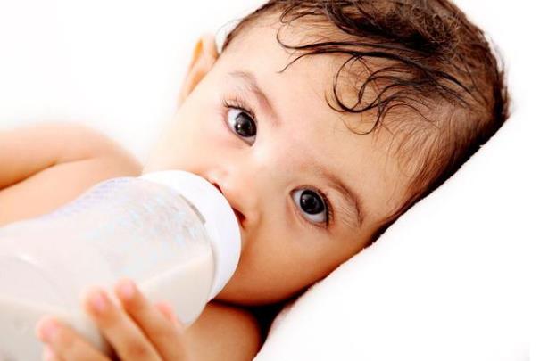 婴儿吐奶为什么是黄色的,宝宝吐奶是黄色的 婴儿吐奶为什么是黄色的,宝宝吐奶是黄色的