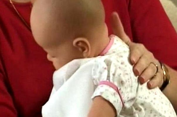 婴儿吐奶要不要抱起来,吐奶的时候应该怎么抱 婴儿吐奶要不要抱起来,吐奶的时候应该怎么抱