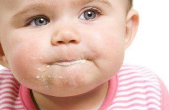 婴儿吐奶从鼻子里面出来是怎么回事,宝宝吐奶从鼻子里出来