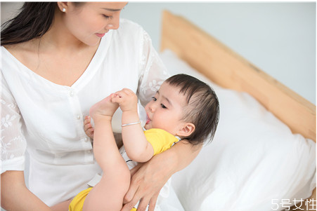 婴儿喝奶凉了会导致什么,婴儿喝奶有点凉有事吗