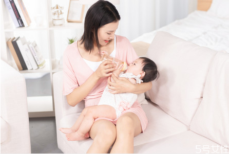 一周岁宝宝能吃大人的饭菜吗,一周岁宝宝不可以吃哪些食物 一周岁宝宝能吃大人的饭菜吗,一周岁宝宝不可以吃哪些食物